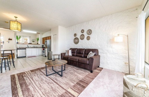 Dietz Condo | Bright, Quiet 2BD/2BA Eastside Condo w Pool & Parking - Low Summer Rates! 🌞