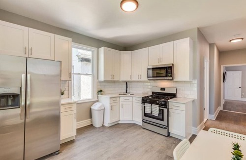 Weequahic Apartment | Bright Renovated 6-BR Duplex Apt - Newark near EWR