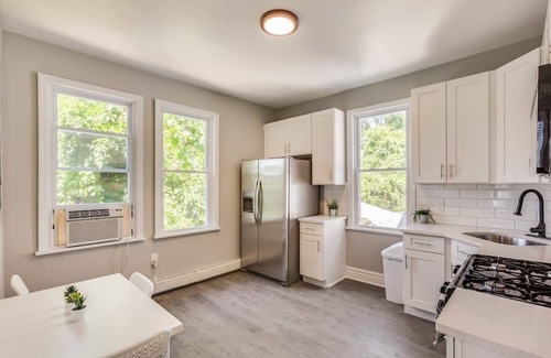 Weequahic Apartment | Bright Renovated 6-BR Duplex Apt - Newark near EWR