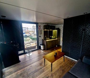 Belgrade Boat Rental | Bright Room Houseboat