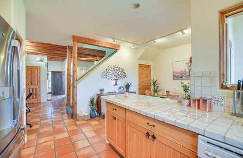 Southside Condo | Bright Santa Fe Condo ~ Half-Mi to Meow Wolf!