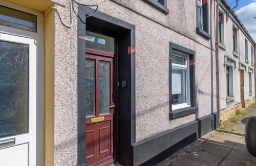 Abercwmboi House | Bright & Spacious 3 Bed Home Minutes frm Bike Park