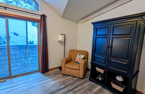 Idaho Springs Cabin | Bright & Spacious Cabin 1-mi from Idaho Springs, on 5 acres + Mountain Views!n