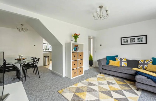 Arnold House | Bright & Spacious with Garden & Parking