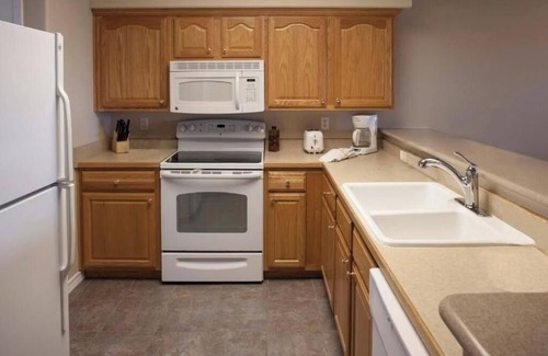 Branson Hotel | Bright Stay w/Washer, Dryer & Open Living Near Top Branson Attractions