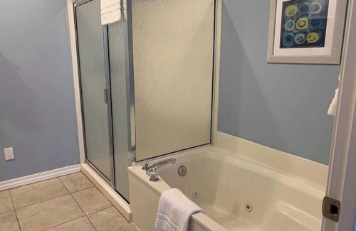 Branson Hotel | Bright Stay w/Washer, Dryer & Open Living Near Top Branson Attractions