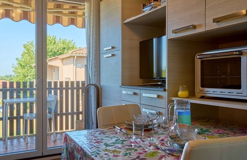 Barbotan-les-Thermes Apartment | Bright studio near Lake Uby with free Wi-Fi