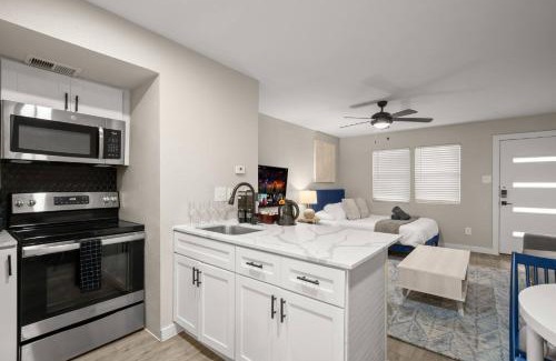 Allandale Apartment | Bright Studio Near Domain, Roku TV - Free Parking