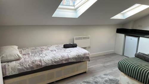 Bensham Manor Apartment | Bright Studio on Brigstock Rd