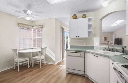 The Villages Villa | Bright & Stylish 2/2 Courtyard Villa with Fenced Backyard Oasis – Prime Location