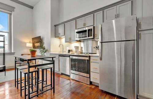 Downtown Louisville Apartment | Bright Unit w/Free Parking | Medical Facilities