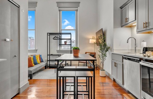 Downtown Louisville Apartment | Bright Unit w/Free Parking | Medical Facilities