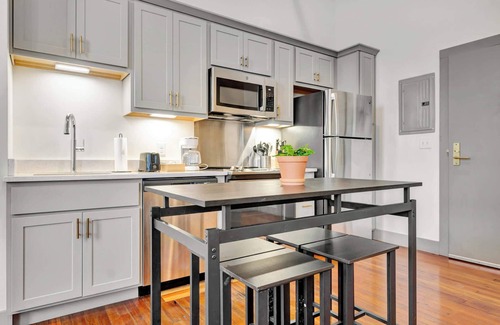 Downtown Louisville Apartment | Bright Unit w/Free Parking | Medical Facilities