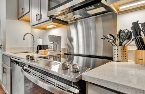 Downtown Louisville Apartment | Bright Unit w/Free Parking | Medical Facilities