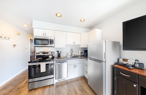 Chelan Condo | Bright Waterfront Condo with Lake & Mountain Views, Shared Pools & Hot Tubs