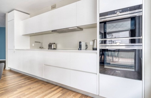 Alt-Wiedikon Apartment | Bright Wiedikon 3.5 Room w/Storage & W/D, near Market, by Blueground
