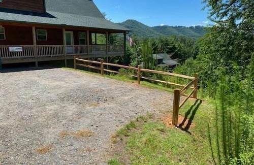Murphy Ski Chalet | Brighter Days Retreat - 3 Bedroom in a gated community