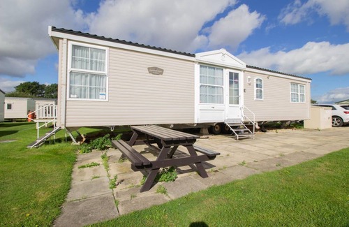 Louth House | Brilliant 6 berth caravan for hire at Sunnydale Park in Skegness ref 35076AF