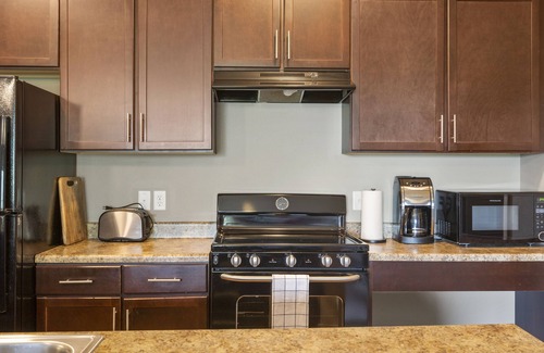 West Des Moines Apartment | Brilliant Ground Floor End Unit Wooded Privacy & Convenience