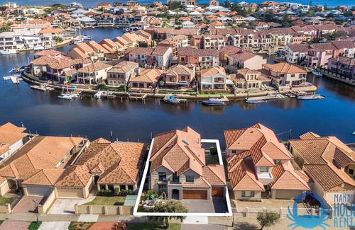 Wannanup House | Bring the Boat and enjoy the elegance of canal living