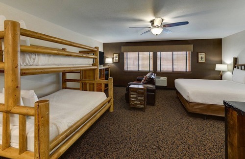 Peoria Hotel | Bringing the Crew? Expanded King Bunk Bed in Stoney Creek Peoria | 2 Units