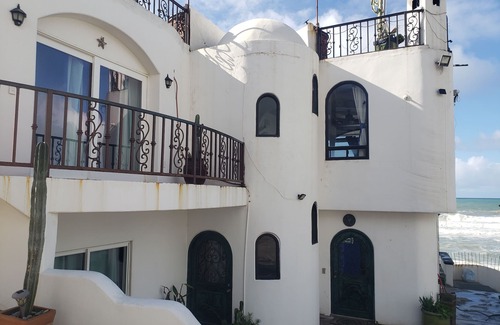 Playas de Rosarito Villa | Brisa Oceanfront & Poolside Villa - Right on the water. Jacuzzi, beach & bbq.