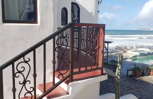 Playas de Rosarito Villa | Brisa Oceanfront & Poolside Villa - Right on the water. Jacuzzi, beach & bbq.