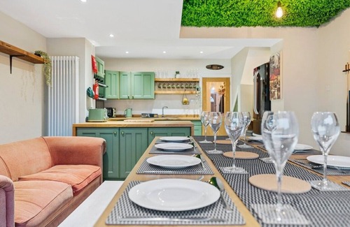 Kingswood House | Bristol Burrow -Hot Tub Escape