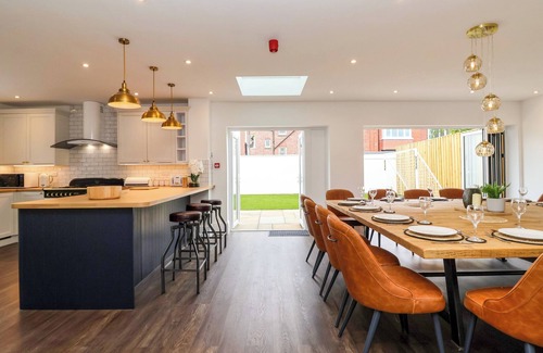 Bridlington Old Town Cottage | BROAD BAY LODGE, family friendly, with hot tub in Bridlington
