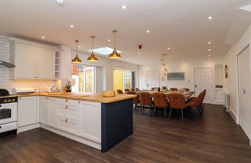 Bridlington Old Town Cottage | BROAD BAY LODGE, family friendly, with hot tub in Bridlington