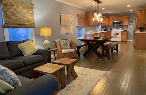 Morehead City House | Broad Street Living- Sleeps 6: 1 story Bungalow w/fence - two blocks from water