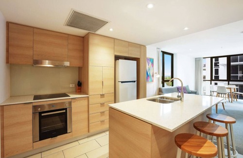 Broadbeach Waters Condo | Broadbeach Apartment - Central, WiFi & Secure Park