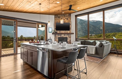 Nathrop House | Broadview Luxury Retreat + 8 acres near Mt Princeton Hot Springs