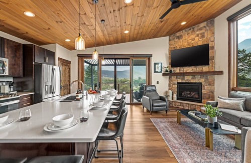 Nathrop House | Broadview Luxury Retreat + 8 acres near Mt Princeton Hot Springs