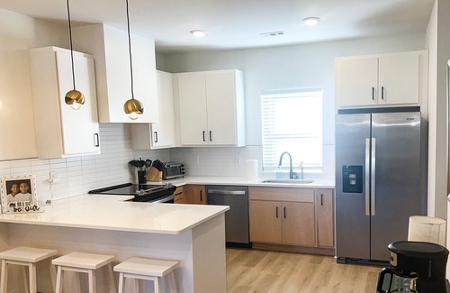 Donelson House | Broadway & Grand Ole Opry! Spacious 3-bed retreat sleeps 10, perfect for families & groups. Play together: dedicated game room with ping-pong & board games. Fully stocked kitchen & coffee bar Free parking & private entrance Kid-re