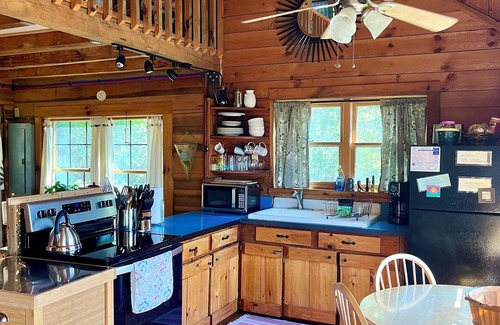 Hot Springs Cabin | Broadwing Farm Cabins -Pine Cabin- Hot Tub with Mineral Water