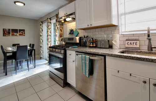 Broken Arrow House | "Broken Arrow 3-Bedroom Retreat – Cozy, Family-Friendly with WiFi & AC!"