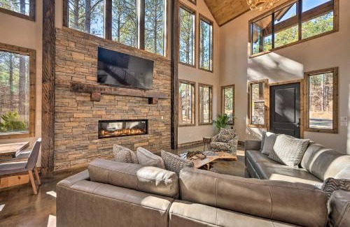 Hochatown House | Broken Bow Lazy Dog Lodge with Hot Tub, Pool Table