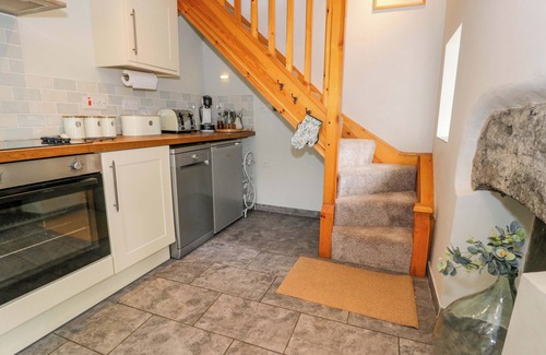 Manod Cottage | BRONDDERWEN, pet friendly, with open fire in Blaenau Ffestiniog