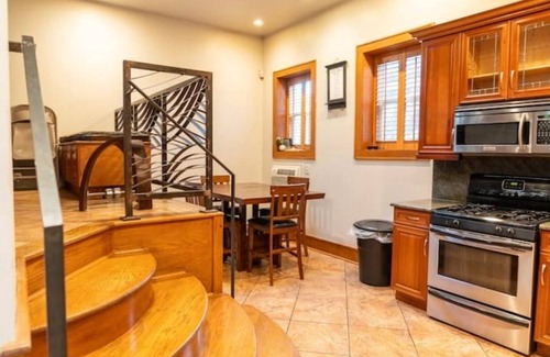 Grand Boulevard House | Bronzeville Greystone Free Parking and Wifi