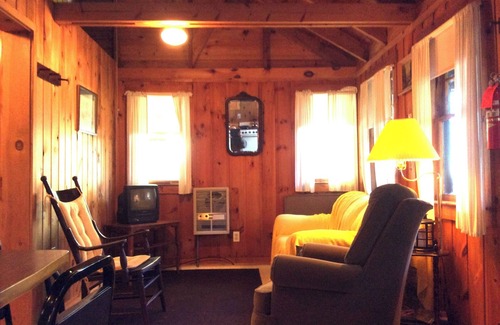 North Sebago Cottage | Brookside Cottage-Private Beach-Pets Welcome - Round Table Lodge, Sebago, Maine