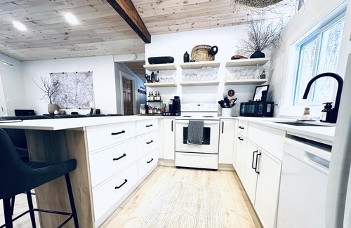 Algonquin Highlands Cottage | Brownbark Cottage | Retreat Secluded Lakefront Hideaway in a Secluded Forest