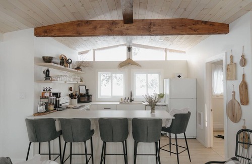Algonquin Highlands Cottage | Brownbark Cottage | Retreat Secluded Lakefront Hideaway in a Secluded Forest