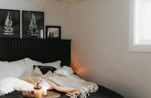 Algonquin Highlands Cottage | Brownbark Cottage | Retreat Secluded Lakefront Hideaway in a Secluded Forest
