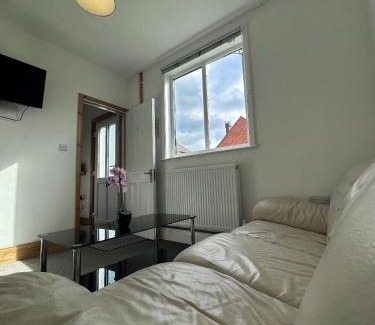 Derby House | Browning House Bedrooms I Long or Short Stay I Special Rate Available