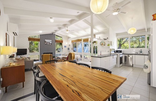 Silverleaves House | Bruce Beach House, family, WiFi, TV, log fire, nearby cafe,quiet location