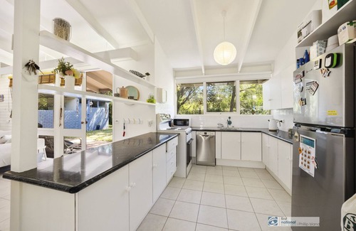 Silverleaves House | Bruce Beach House, family, WiFi, TV, log fire, nearby cafe,quiet location