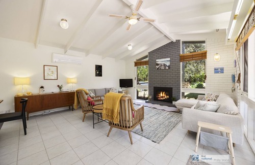 Silverleaves House | Bruce Beach House, family, WiFi, TV, log fire, nearby cafe,quiet location