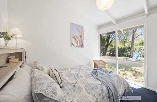 Silverleaves House | Bruce Beach House, family, WiFi, TV, log fire, nearby cafe,quiet location