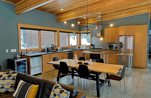 Leavenworth House | Brucke Zum River Haus A Modern Riverfront Retreat